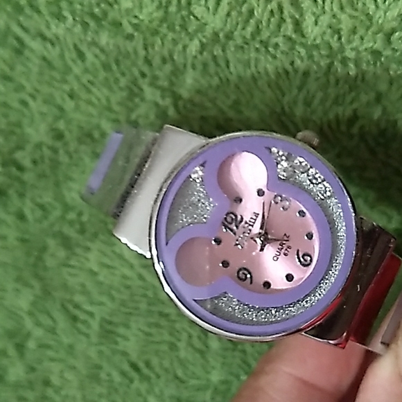 A lady's Mickey Mouse watch. - Picture 2 of 4